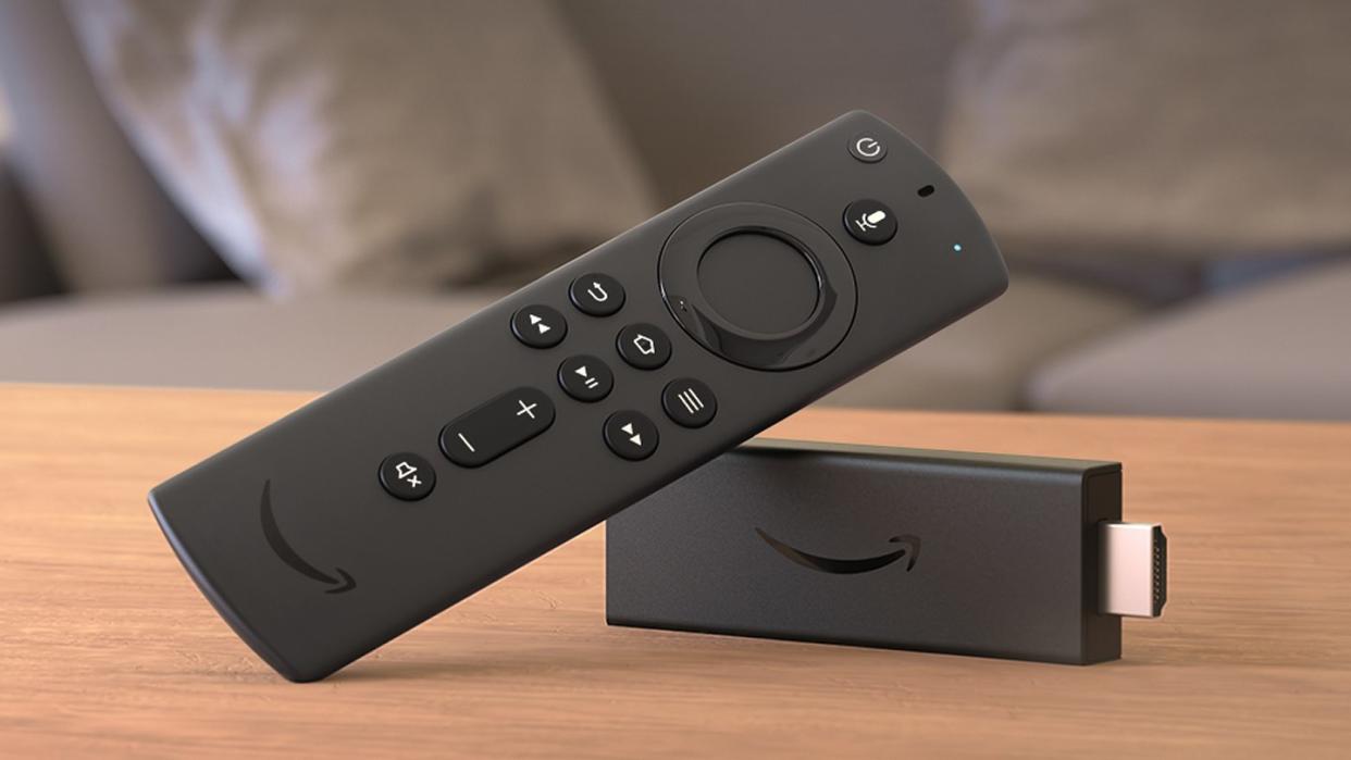 Der Fire TV Stick (40 Euro) kommt mit Unterstützung für HDR und Dolby Atmos. Seine Fernbedienung kann auch andere Geräte steuern.