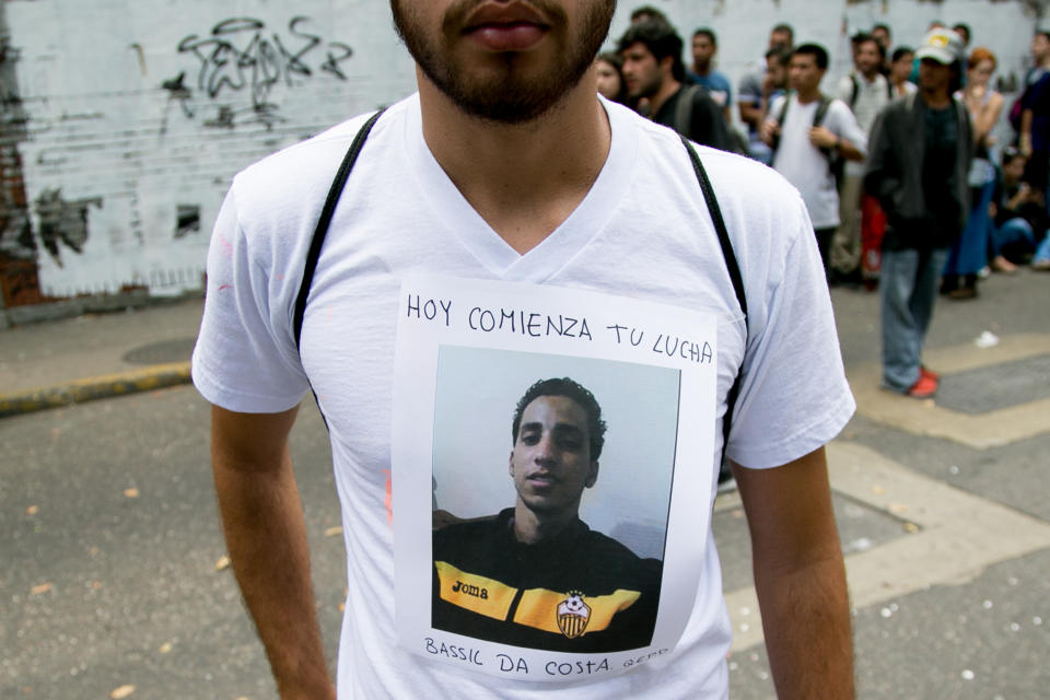 Un estudiante de la Universidad Alejandro Humboldt usa una camiseta con la foto del fallecido estudiante Bassil Da Costa, durante una protesta antigubernamental en Caracas, Venezuela, el jueves 13 de febrero de 2014. Da Costa murió en una manifestación contra el gobierno el miércoles 12 de febrero de 2014. (AP Photo/Alejandro Cegarra)