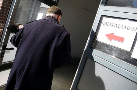 Turkish voters living in Germany cast their ballots on the constitutional referendum at the Postpalast in Munich, southern Germany, March 27, 2017. REUTERS/Michael Dalder