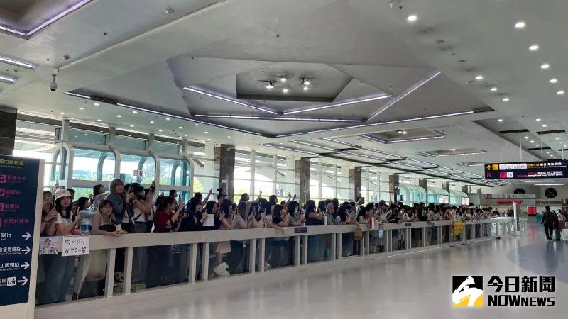 ▲▼KEY抵達小港機場，超過300名歌迷接機。（圖／記者陳雅蘭攝）
