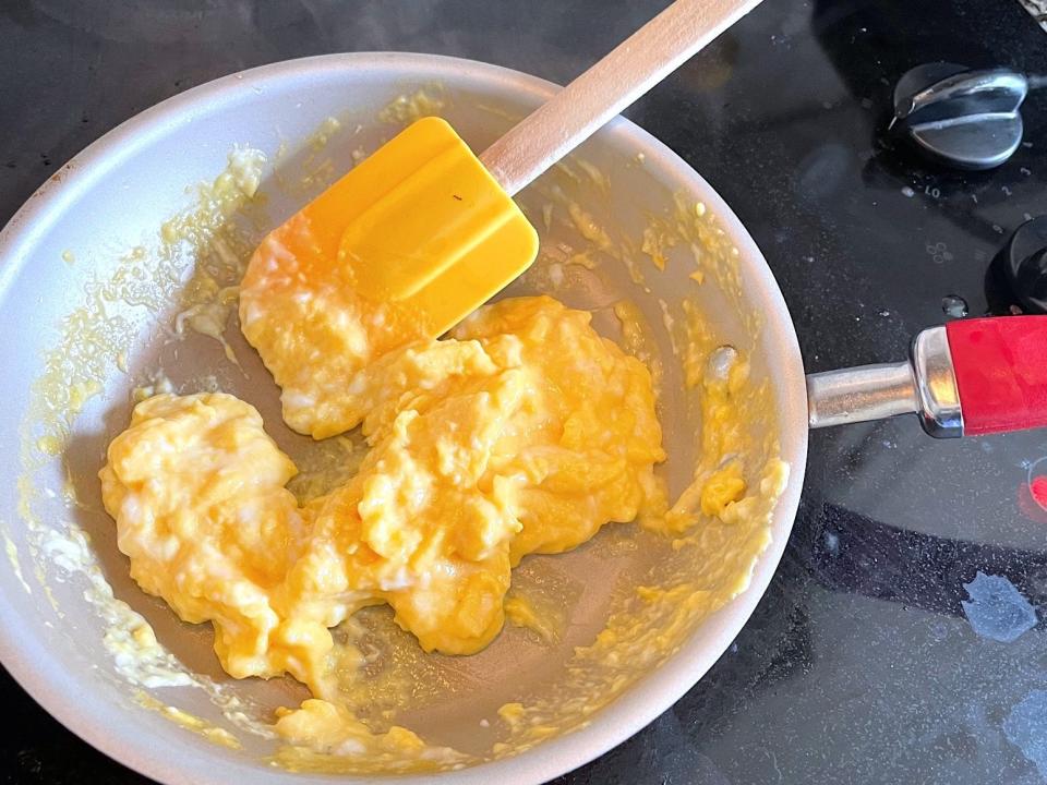 Making eggs with Martha Stewart's scrambled eggs hack