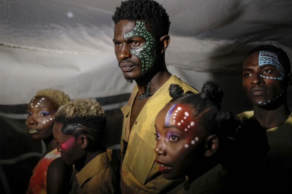 <p>El maquillaje con el que desfilan los modelos también está basado en las tradiciones africanas y le dan aún más color a este evento. (Foto: Tony Karumba / AFP / Getty Images).</p> 