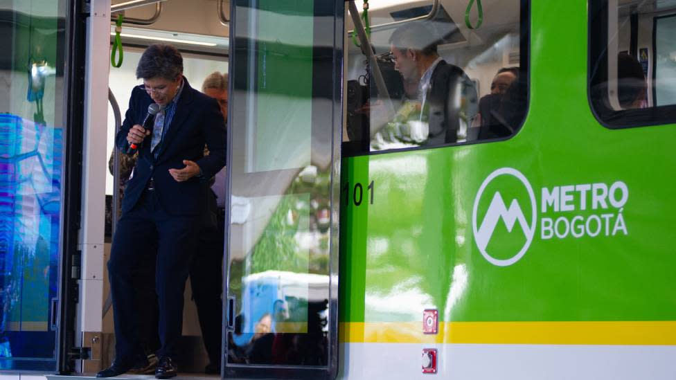 Claudia López en el futuro metro