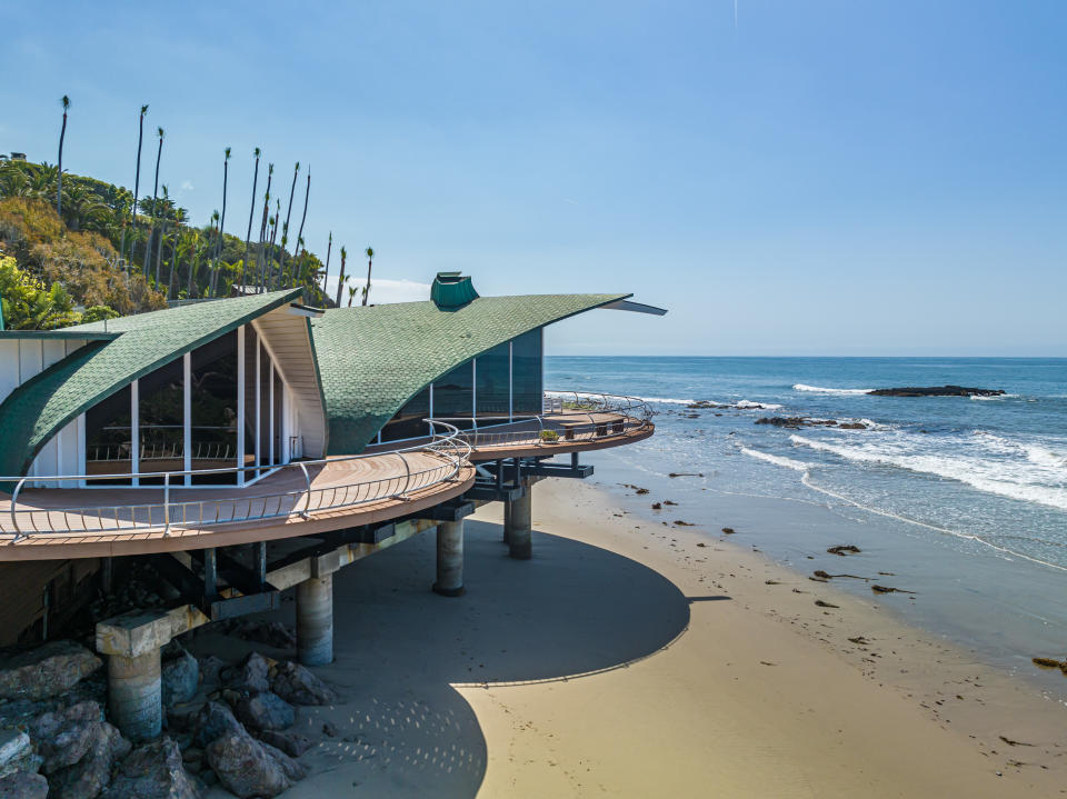 Wave House (la casa de la ola), diseñada por el arquitecto Harry Gesner, se encuentra en una de las áreas más cotizadas de California: Malibú. Foto: Cortesía de Douglas Elliman.