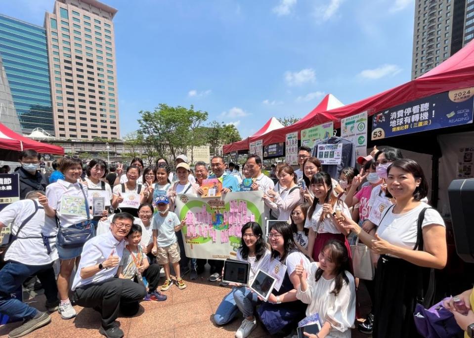 《圖說》侯友宜市長參與新北閱讀節GOGO 行動閱讀區攤位活動。〈新北市圖提供〉