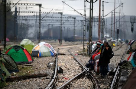 Migrants arrive at a makeshift camp at the Greek-Macedonian border near the village of Idomeni, Greece March 9, 2016. REUTERS/Stoyan Nenov