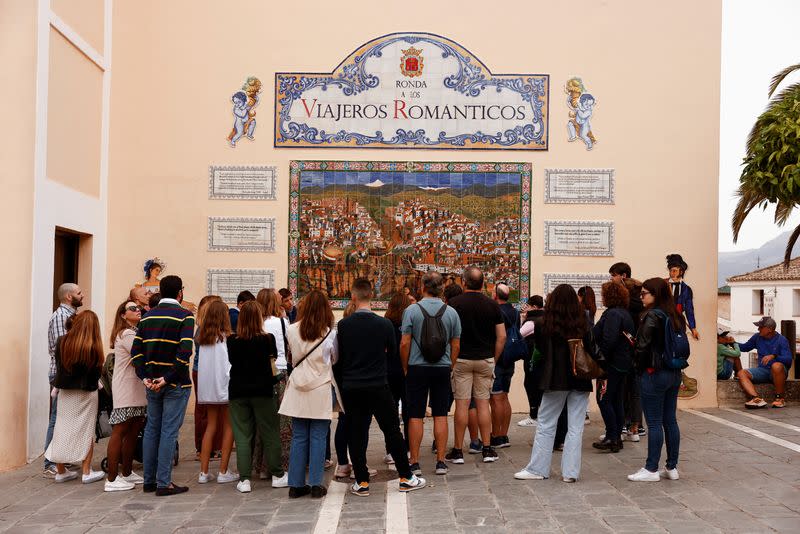 Turistas escuchan a un guía durante un recorrido en Ronda