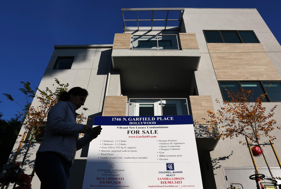 Un cartel cuelga frente a nuevos condominios en venta en Los Ángeles, California.  (Fuente de la imagen: Mario Tama, Getty Images)