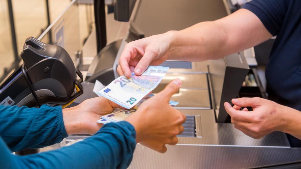 Im Supermarkt schnell noch Geld abheben - das ist mittlerweile in vielen Läden bequem möglich.