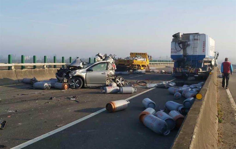 車禍現場滿目瘡痍，載滿瓦斯桶的貨車遭追撞後，瓦斯桶掉滿地，相當危險，還有小客車車體硬生生被削去一半。（圖／翻攝畫面）