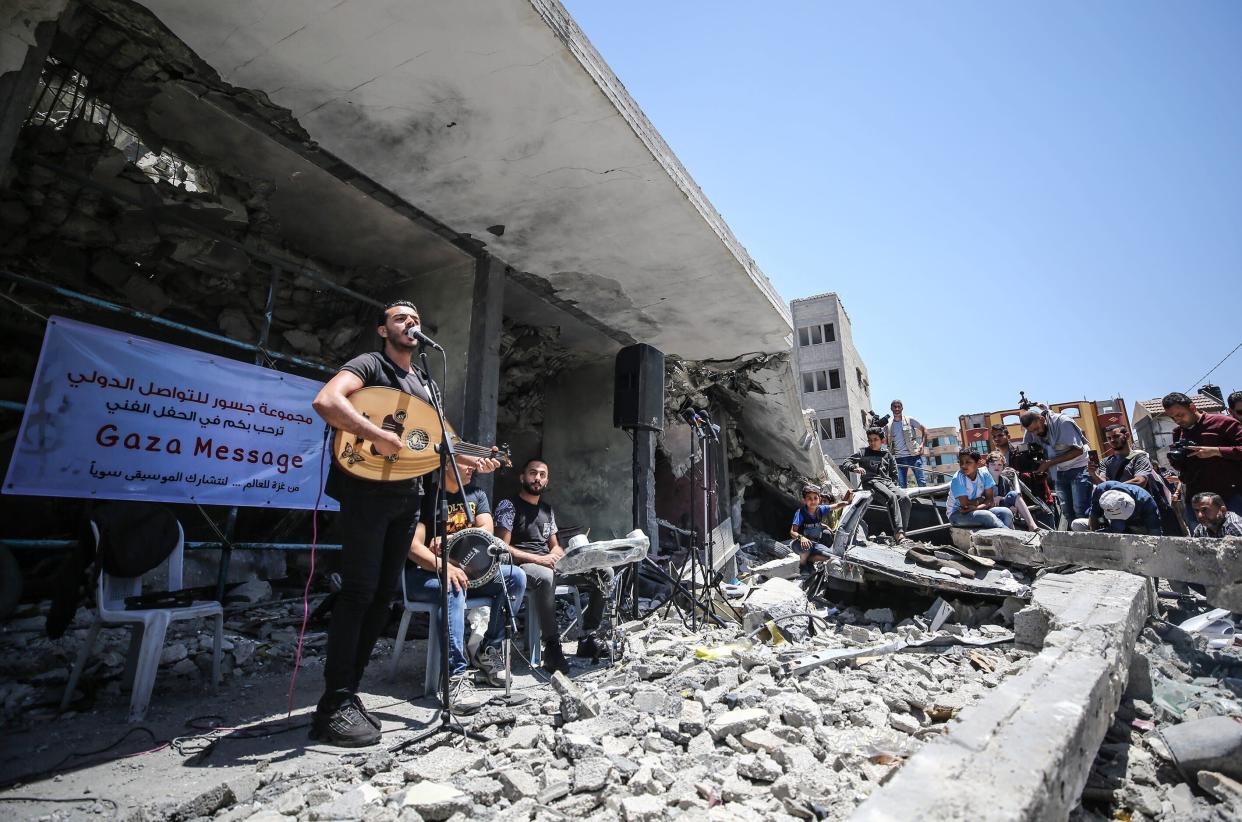 Artistas palestino actuaron en un edificio de Gaza destruido por un bombardeo israelí. 