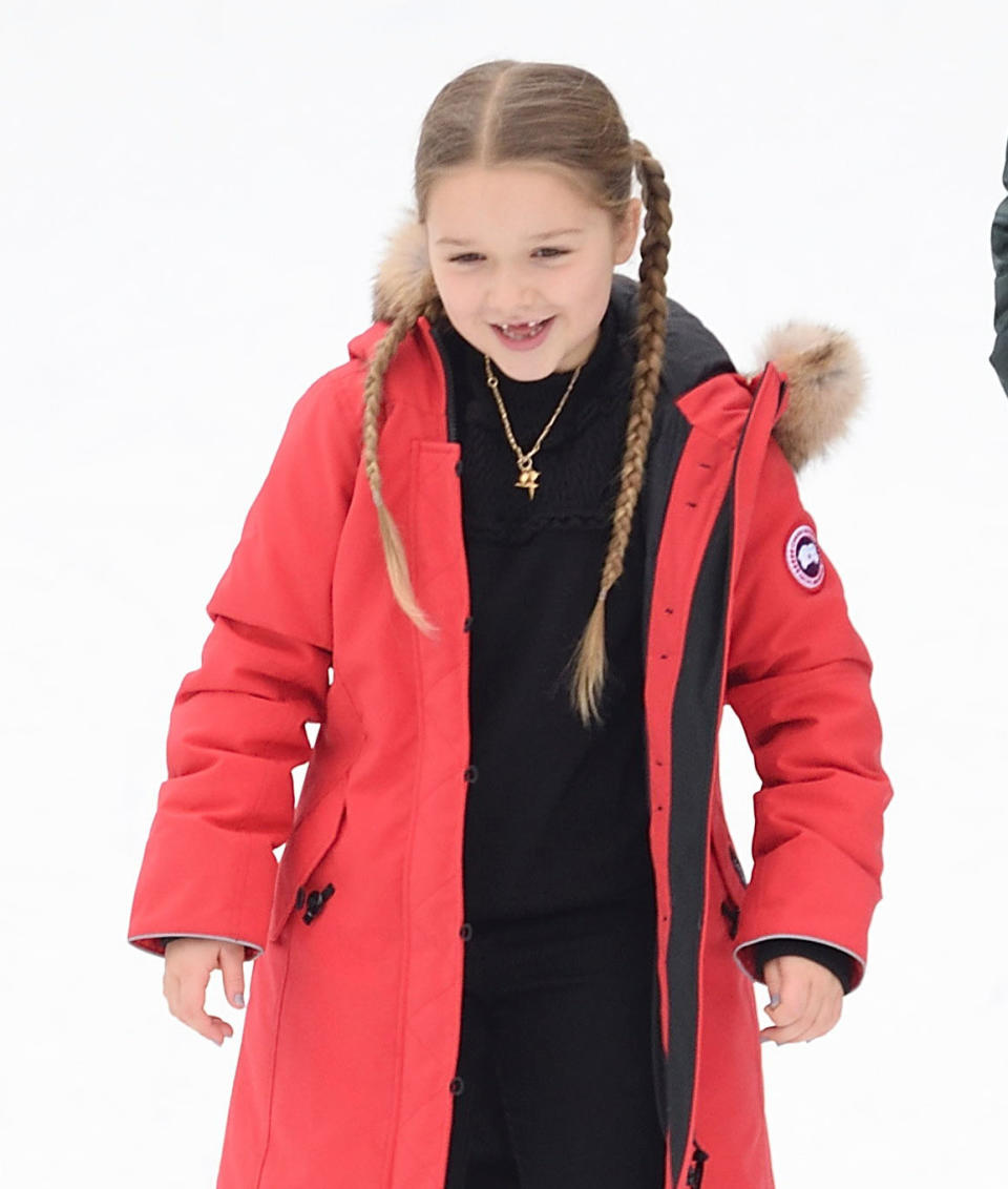 Harper Beckham im Februar 2018 beim Eislaufen in New York. Hier trägt sie noch ihre langen Zöpfe. (Bild: Splash News)