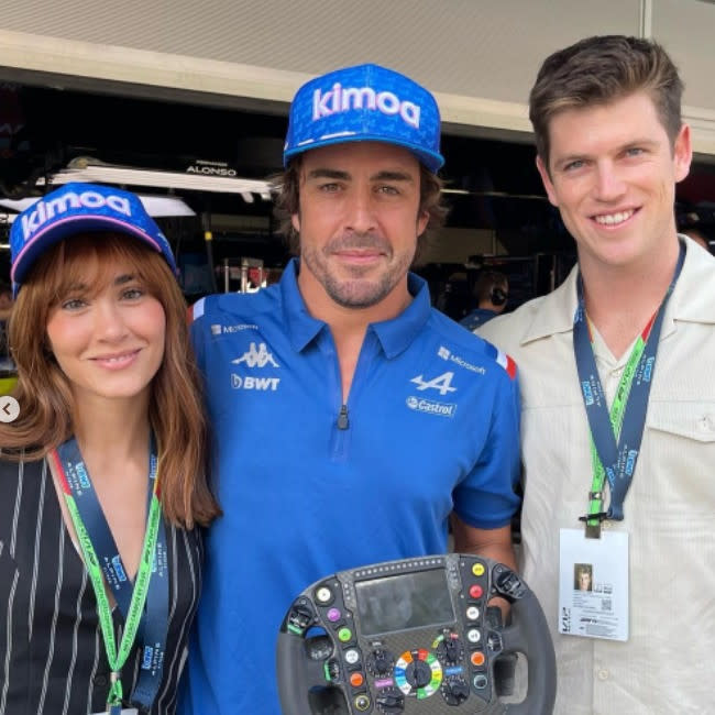 Aitana y Miguel con Fernando Alonso este domingo en el circuito de Montmeló credit:Bang Showbiz