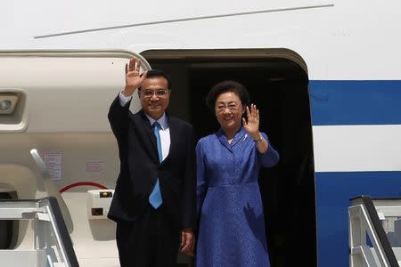 Chinese Premier Li Keqiang and his wife Cheng Hong arrive at the Jose Marti International Airport in Havana, Cuba, September 24, 2016. REUTERS/Alexandre Meneghini