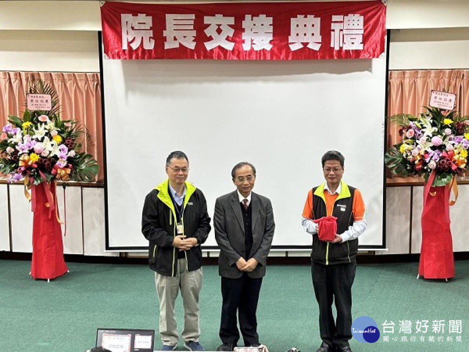 左起陳志忠院長(缷任)張楊全副總裁(監交人)張長榮院長(新任)。