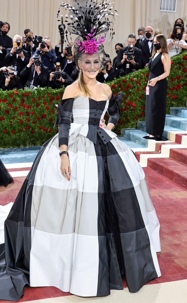 See Sarah Jessica Parker Nail the 2022 Met Gala's Gilded Glamour Dress Code