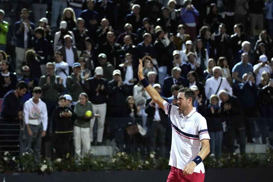 El chileno Nicolás Jarry celebra tras ganar la semifinal del Abierto de Italia ante el estadounidense Tommy Paul, el viernes 17 de mayo de 2024. (AP Foto/Andrew Medichini)