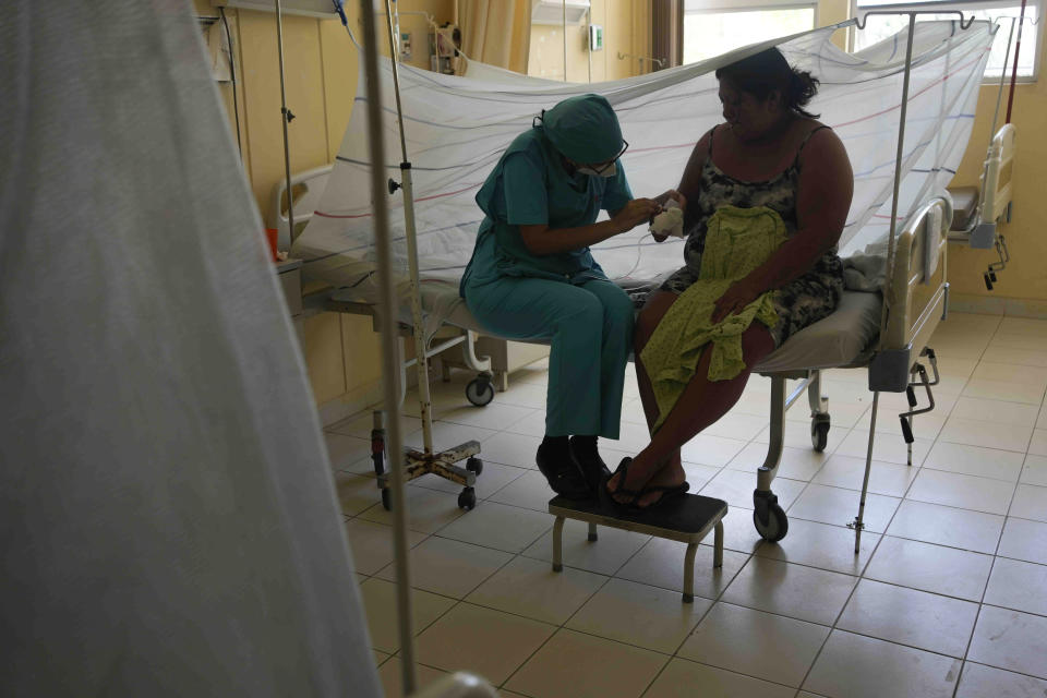 Una enfermera atiende a una paciente con dengue en el hospital de La Merced en Paita, Perú, el jueves 29 de febrero de 2024. Perú declaró la emergencia de salud en la mayoría de sus regiones el 26 de febrero ante el aumento de casos de dengue. (AP Foto/Martín Mejía)