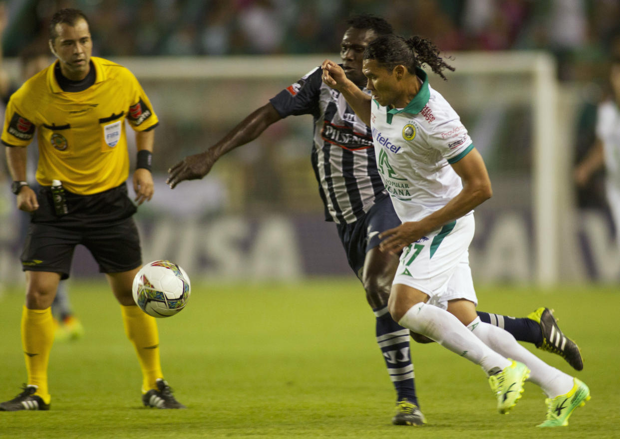 Gullit Peña en un partido de Copa Libertadores contra Emelec, en marzo de 2014. (REUTERS/Jose Medrano)