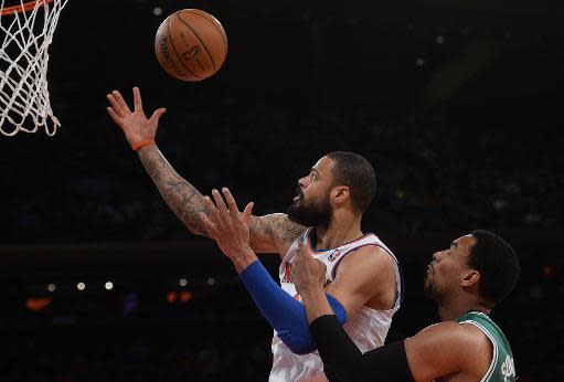 Tyson Chandler (L), de los New York Knicks, busca el rebote ante el jugador de Boston Celtics Jared Sullinger en duelo de la liga NBA disputado el 28 de enero de 2014 en el Madison Square Garden en Nueva York. (AFP | Emmanuel Dunand)