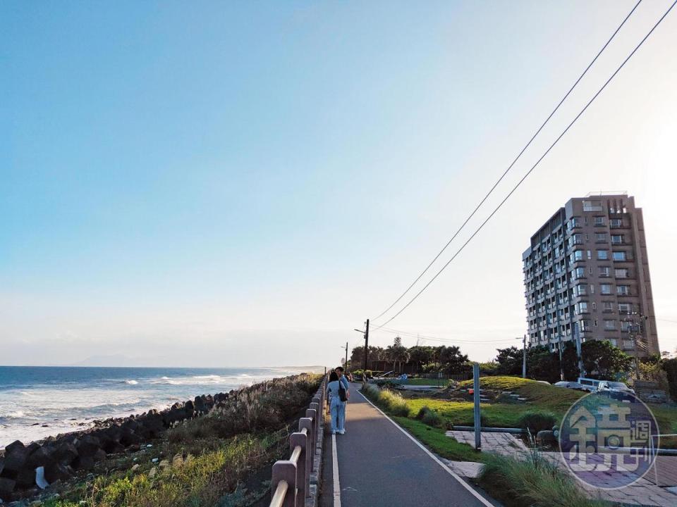 學姐小倆口下榻頭城一家海景民宿，此處緊鄰烏石港南端的大坑海濱，也是國內衝浪熱點。