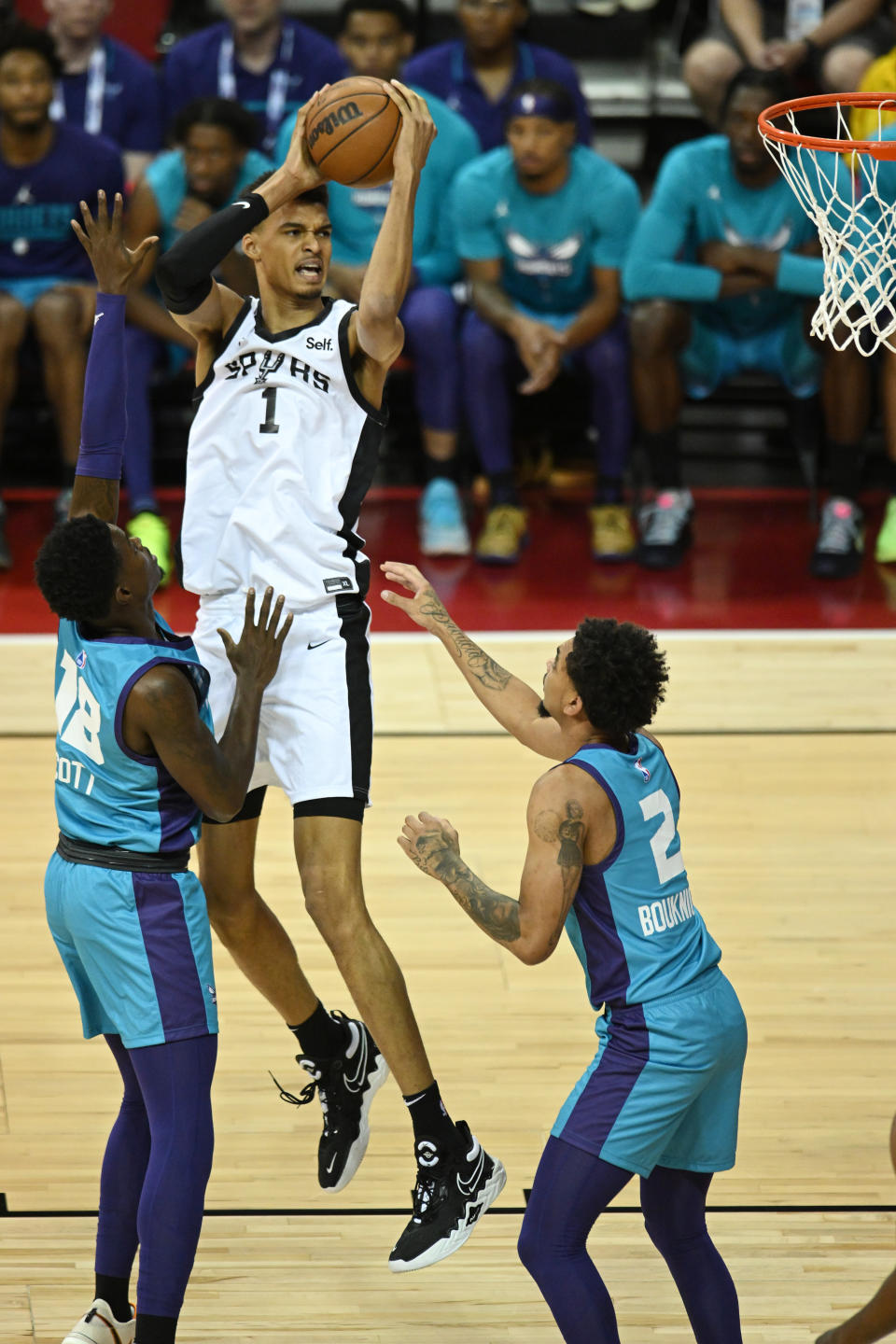 Victor Wembanyama夏季聯賽首戰僅繳出9分8籃板的成績。(Photo by Candice Ward/Getty Images)