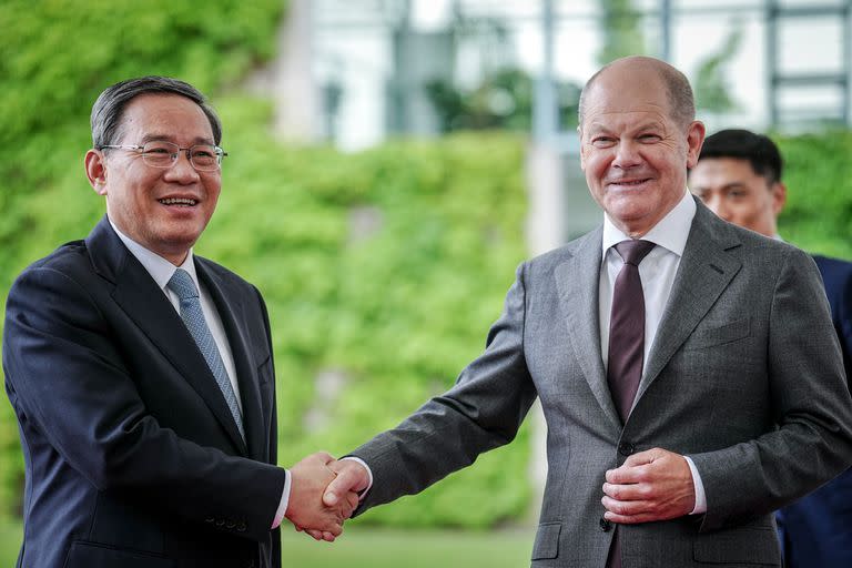 El canciller alemán Olaf Scholz recibe en Berlín al primer ministro chino Li Qiang frente a la Cancillería Federal al comienzo de la visita del gobierno chino a Alemania, el 19 de junio de 2023