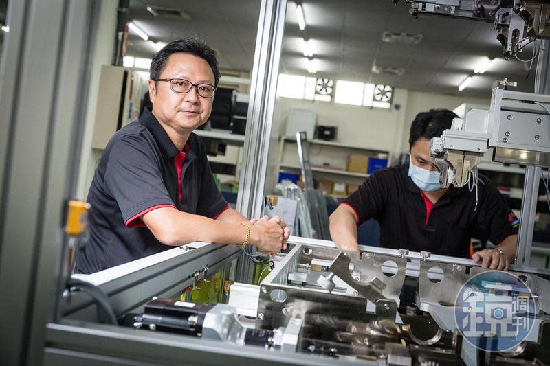 從來沒有頭家夢的吳明致22年前意外失業，與8個朋友一起創立科嶠工業，從做PCB烤箱起家。