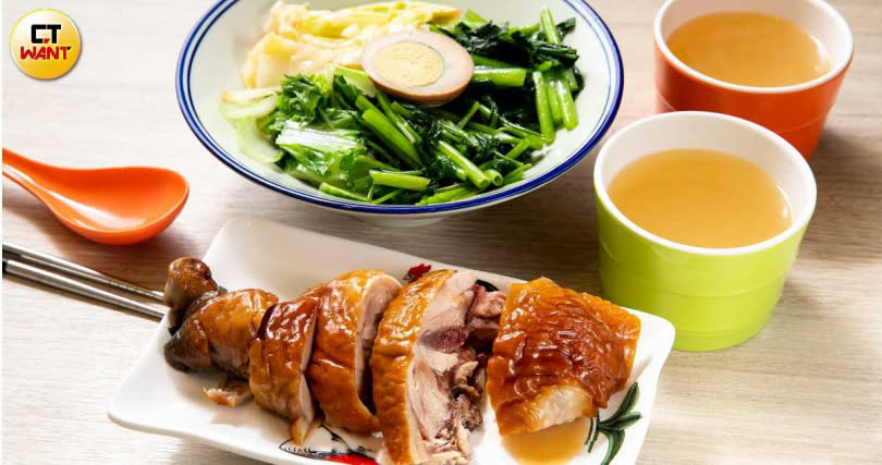 「古早味蔗香雞腿飯」的雞腿煙燻入味、飽滿多汁，不用蘸醬就很夠味。（120元，圖／侯世駿攝）