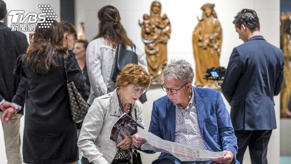 歐洲藝術博覽會內展出許多珍貴物品，吸引許多人參觀。（圖／達志影像歐新社）