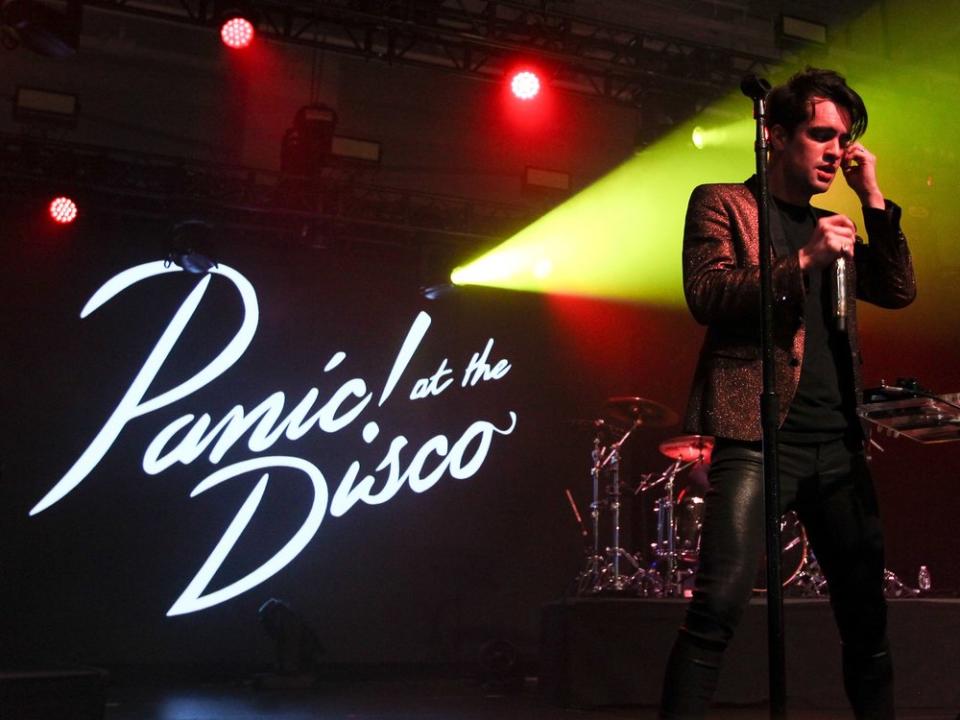 Brendon Urie hat das Ende seiner Band Panic! At The Disco bekannt gegeben. (Bild: 2018 Debby Wong/Shutterstock.com)