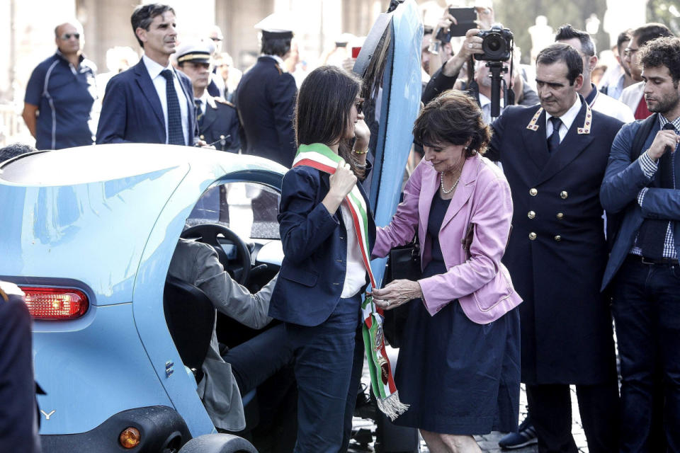 Raggi ganó las elecciones el domingo para convertirse en la primera alcaldesa de Roma y, con 37 años, en la persona más joven que ocupa el cargo.