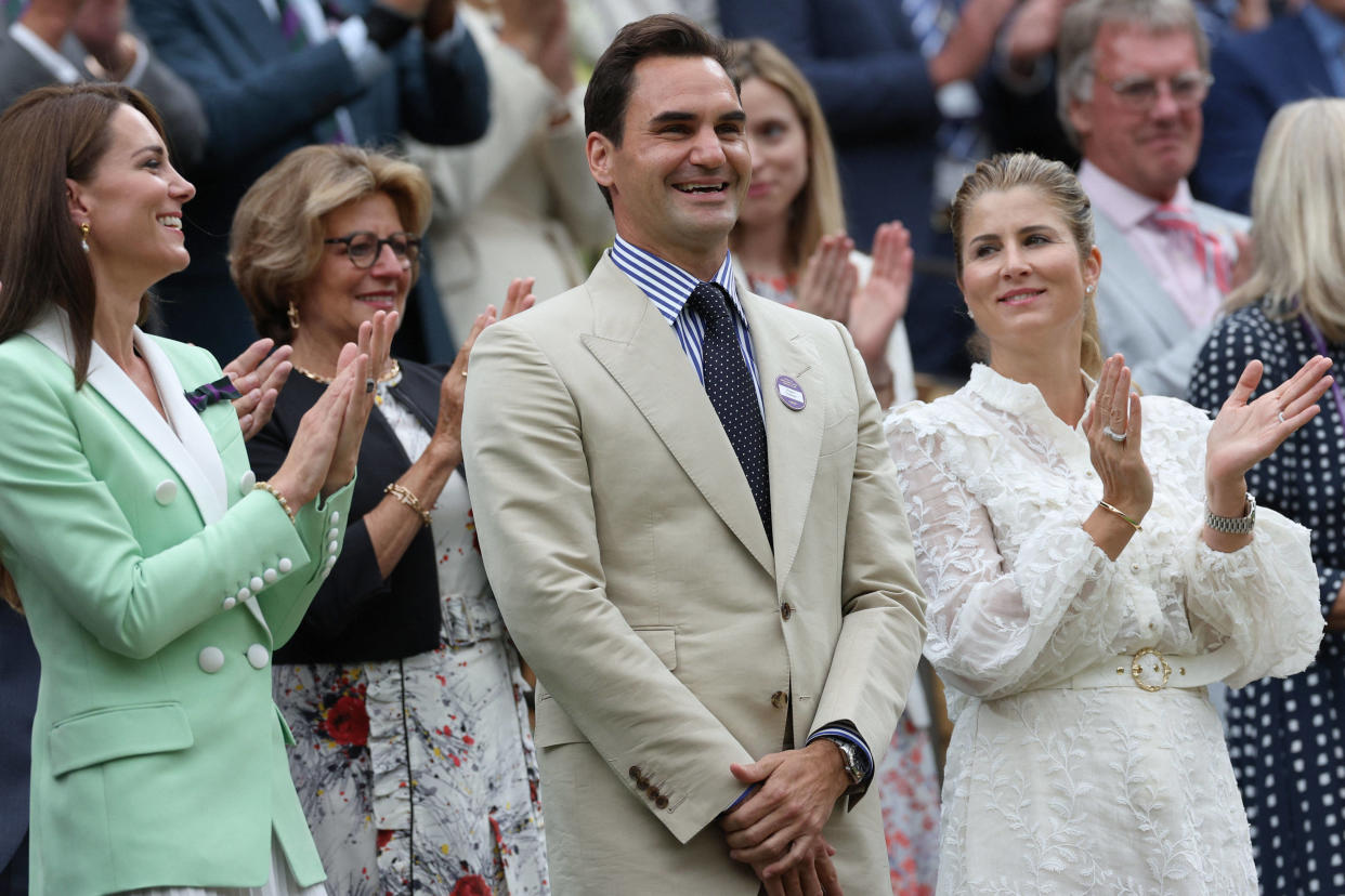 Le tennisman suisse Roger Federer ( ici au tournoi de Wimbledon lors de sa standing ovation le mardi 4 juillet 2023 ) a eu le droit à un hommage digne de ce nom, accompagné de Kate Middleton.