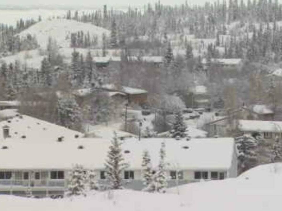 Yellowknife city administration is proposing a plan to build houses within existing neighbourhoods, to be served by current infrastructure. School Draw Ave., pictured, is one of 5 neighbourhoods being proposed for new development.  (Robert Holden/CBC - image credit)