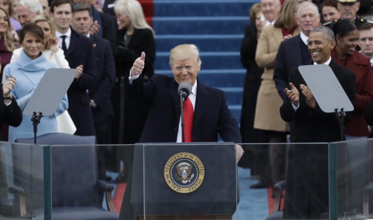 Trump bei seiner Rede, im Hintergrund sein Vorgänger Obama.