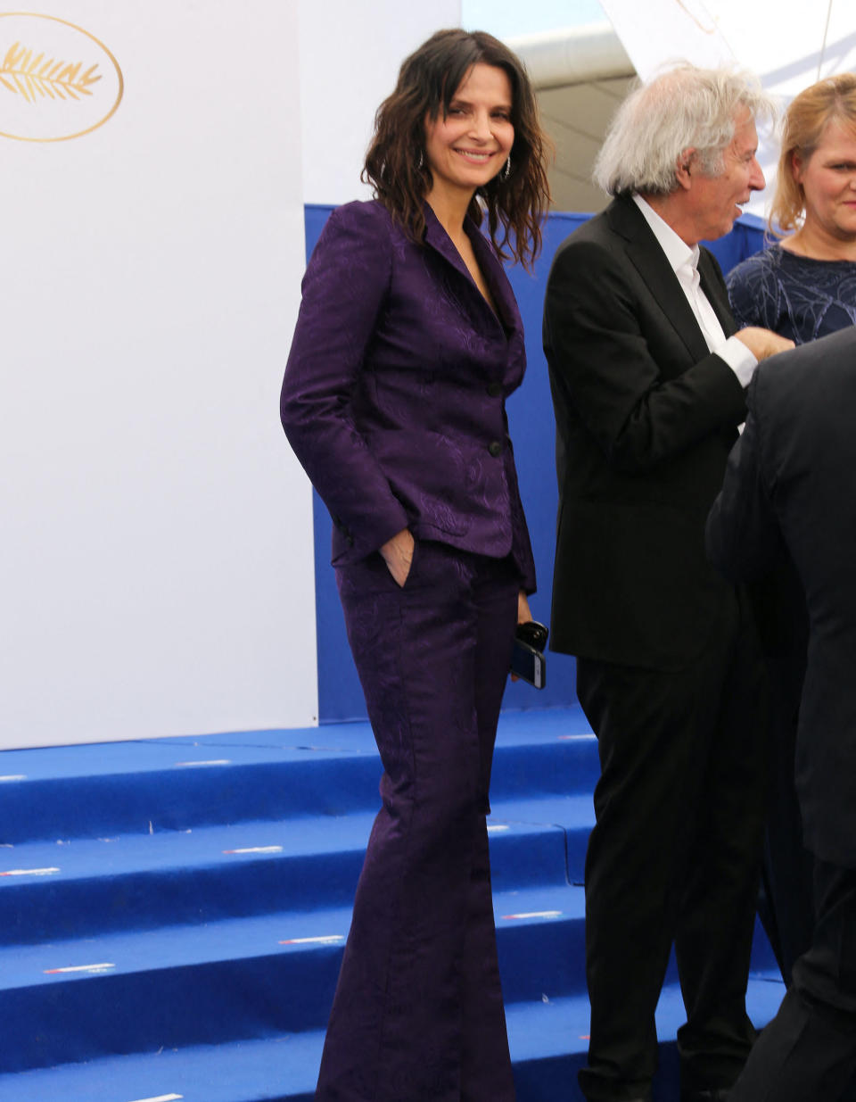 Juliette Binoche en smocking violet à Cannes en 2017