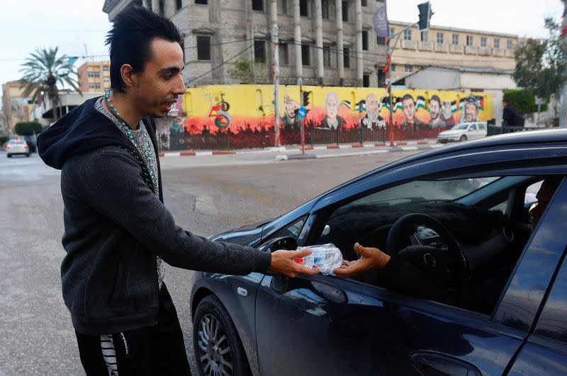 Christian man offers dates and water to Muslims for breaking fast in Gaza