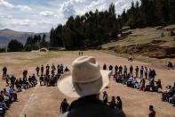 Los habitantes de la comunidad de Pisaccasa se congregan durante una reunión sobre la actividad minera, que, según los lugareños, ha afectado negativamente al rendimiento de los cultivos y ha matado al ganado, en las afueras de Cusco, Perú