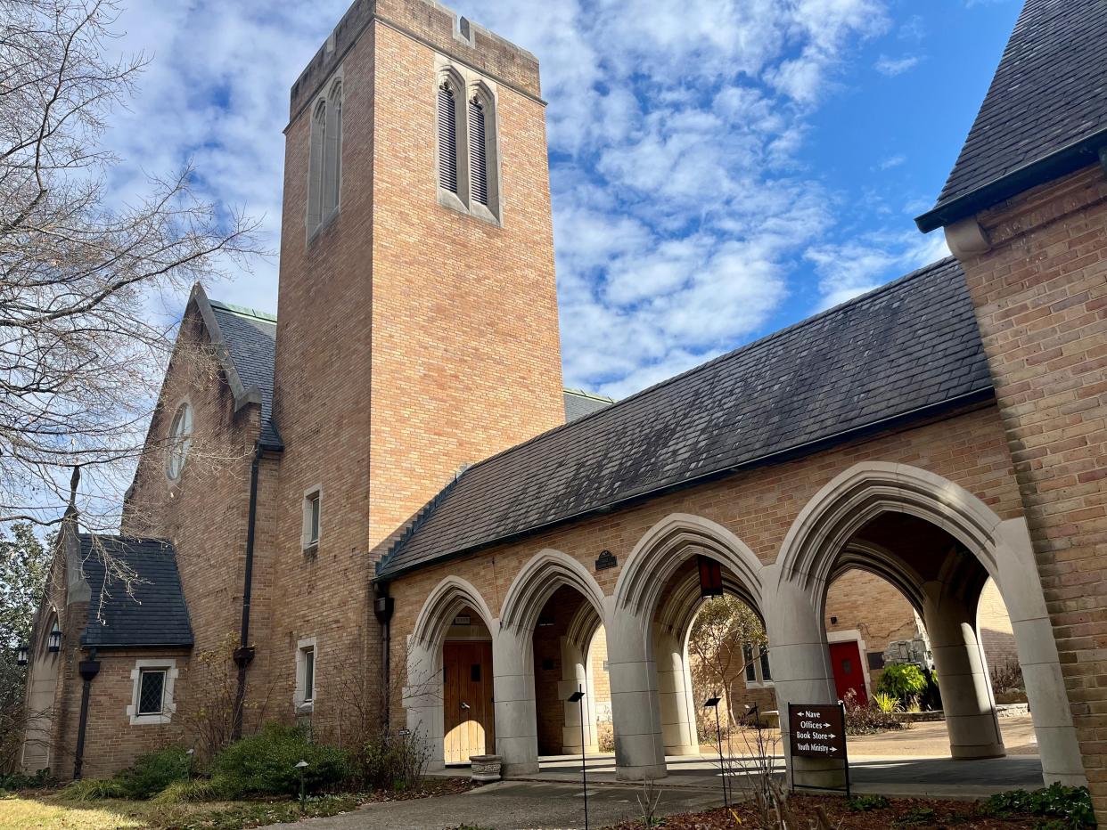 Grace Episcopal Church in Chattanooga was designed by Charles Barber and his BarberMcMurry firm of Knoxville in the 1950s. It features a Gothic arch-lined breezeway typical of the style of some of the firm’s Knoxville churches.