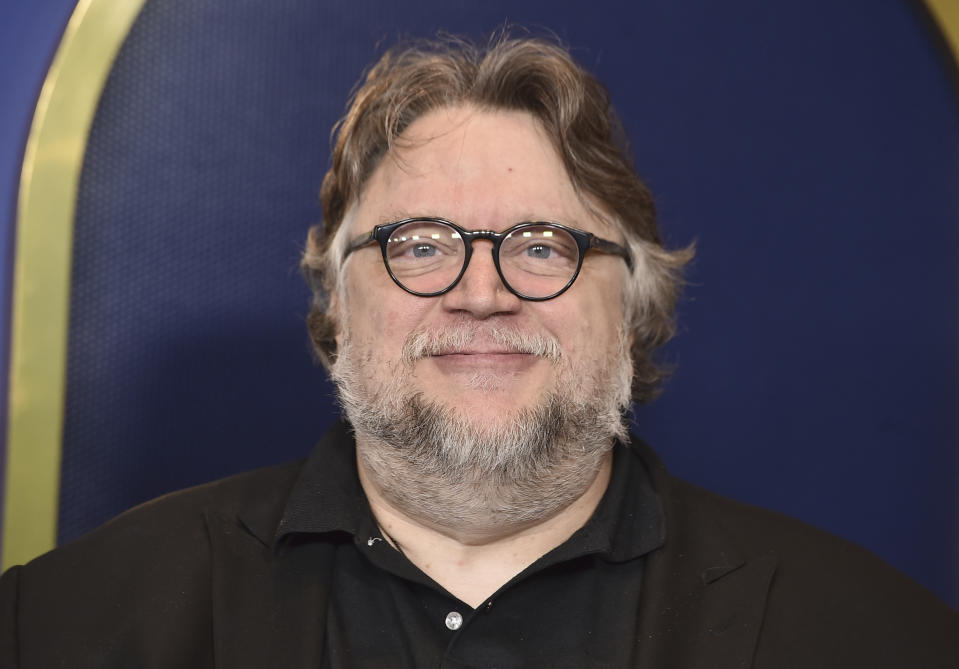 Guillermo del Toro llega al almuerzo de los nominados a la 94a edición anual de los Premios de la Academia, el lunes 7 de marzo de 2022 en Los Ángeles. (Foto por Jordan Strauss/Invision/AP)