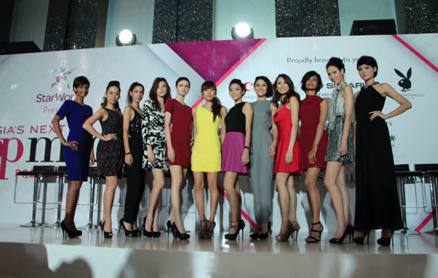 The contestants posed for a photo together on stage. (Yahoo! photo/ Deborah Choo)