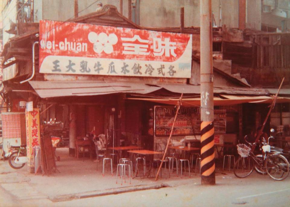 1958年盧葉源落腳彰化市台銀對面1坪店面，利用人行道擺桌做生意。（盧信彰提供）