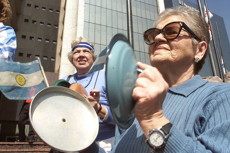 Los cacerolazos se hicieron sentir en la Argentina tras la aplicación del corralito