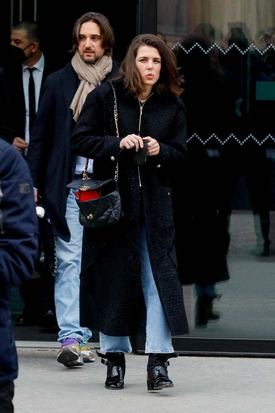 Photos - Charlotte Casiraghi défile à cheval pour Chanel sous les yeux de belle maman Carole Bouquet !