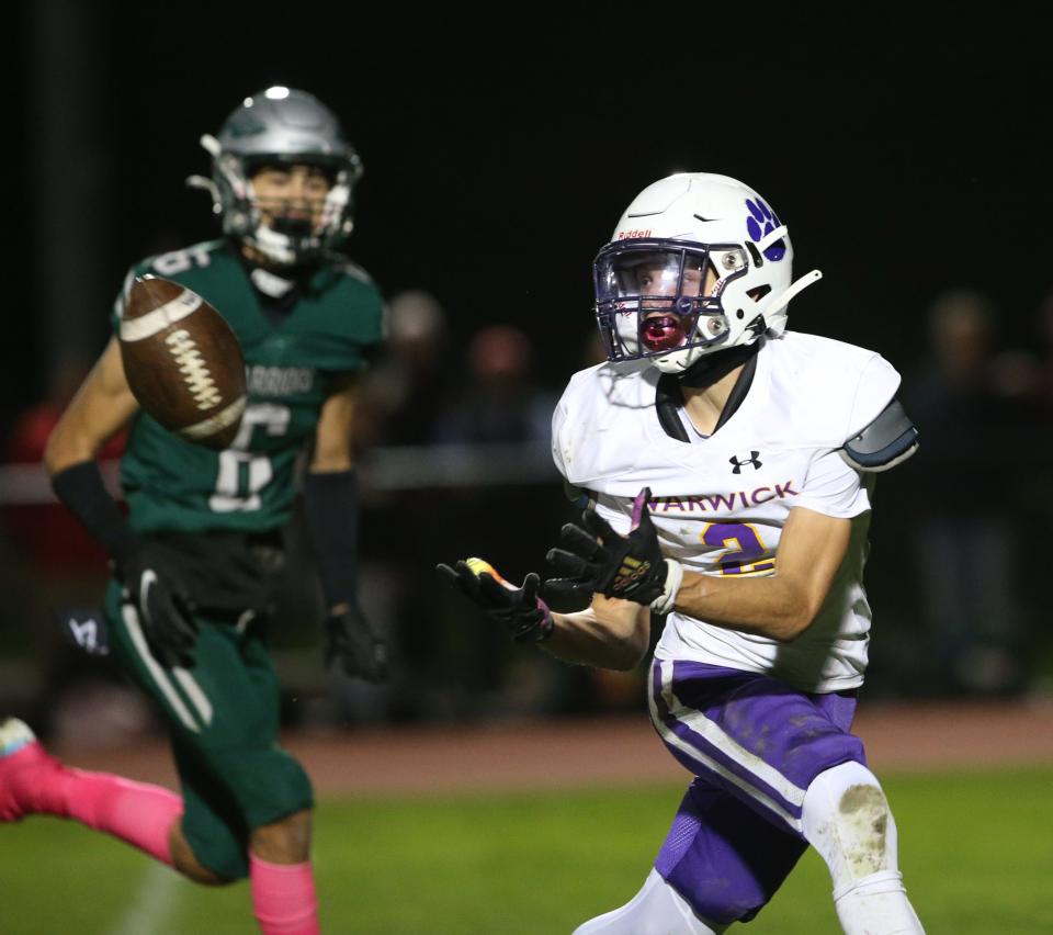 Warwick's Skyler Rodriguez catches a pass to score a touchdown during Friday's game versus Minisink Valley in Slate Hill on October 7, 2022. 