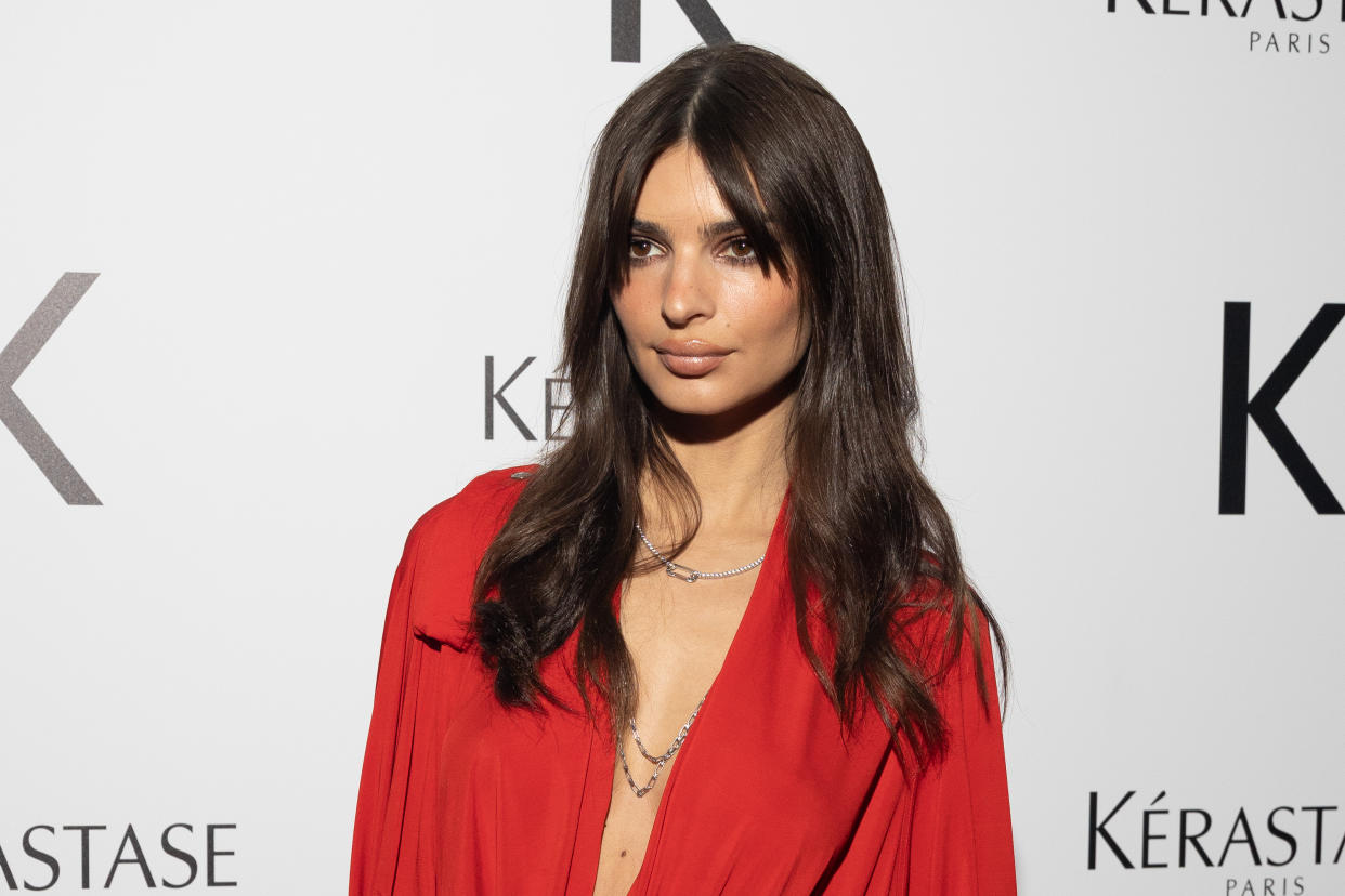 Emily Ratajkowski talks about weight fluctuation with Mia Khalifa. (Photo: Getty Images)