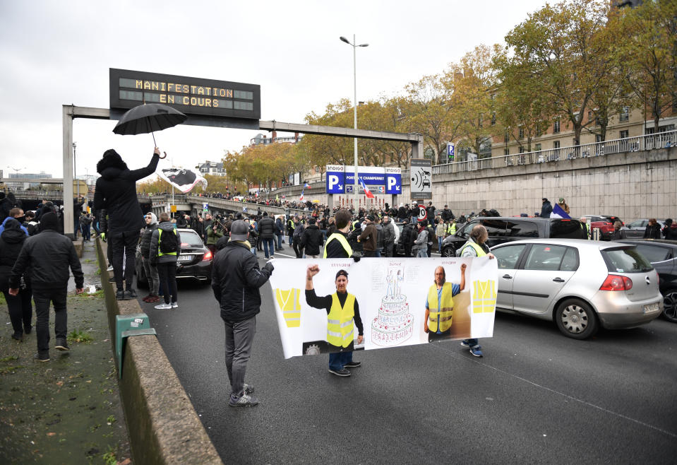 En milieu de matinée, plusieurs manifestants s'étaient déjà rassemblés au niveau de la porte de Champerret dans le 17e arrondissement pour former un barrage sur le périphérique parisien. Ces derniers ont toutefois été rapidement délogés par les forces de l'ordre afin de rétablir la circulation. ©Martin Bureau/ AFP