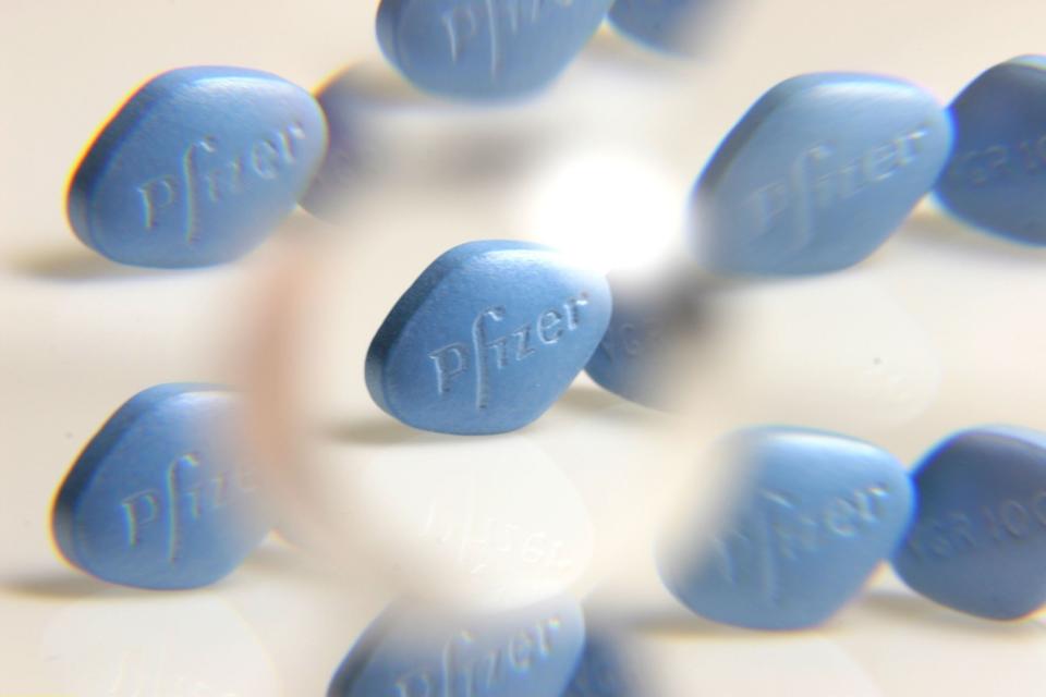 (GERMANY OUT) Viagra-Tabletten VGR100 des Arzneimittelherstellers Pfizer (Photo by Wodicka/ullstein bild via Getty Images)