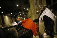 Angelo ofrece ropa de abrigo a una persona sin hogar que vive en un paso subterráneo de la ciudad de Chicago. REUTERS/Jim Young