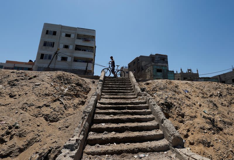 Shore erosion in Gaza threatens beachfront cafes, roads